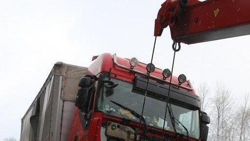 Lkw landet im Straßengraben