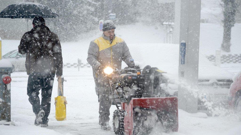 Schnee sorgt für Unfälle und Verkehrschaos: Schneefälle wollen nicht enden