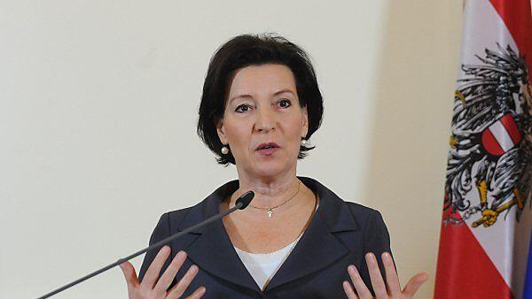Heinisch-Hosek über Einsparungen