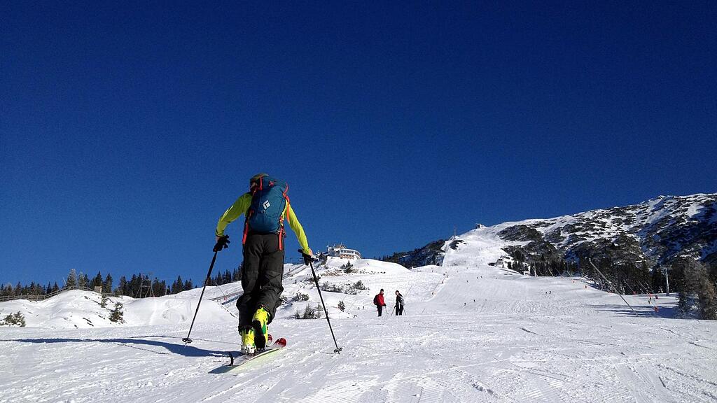 Auf der Piste sollte die Aufstiegsspur am Pistenrand verlaufen.