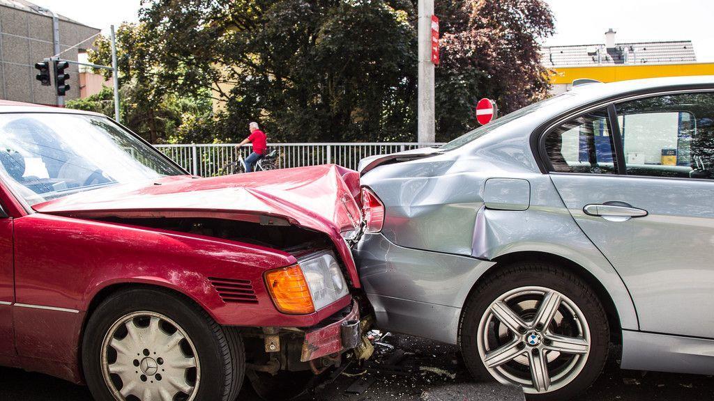 Fünf Verletzte bei Auffahrunfall in Münchner Bundesstraße