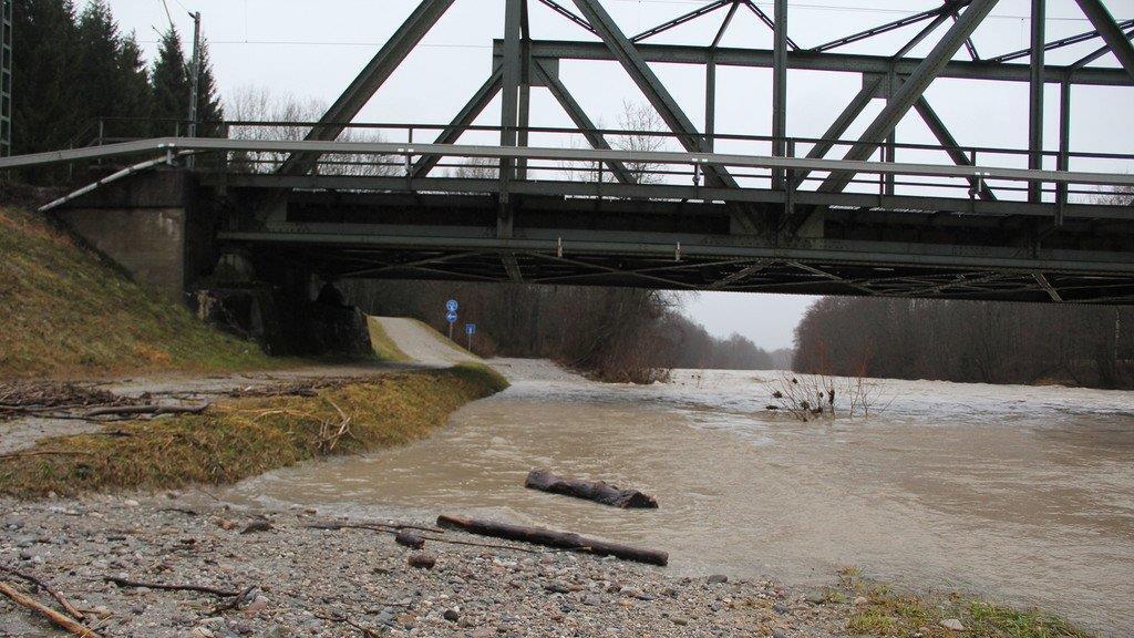 Tiroler Ache überflutet B 305