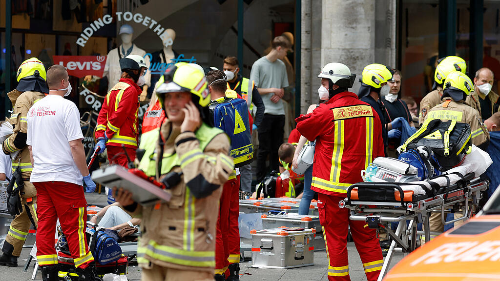 Berlin: Auto f\u00e4hrt in Menschenmenge II