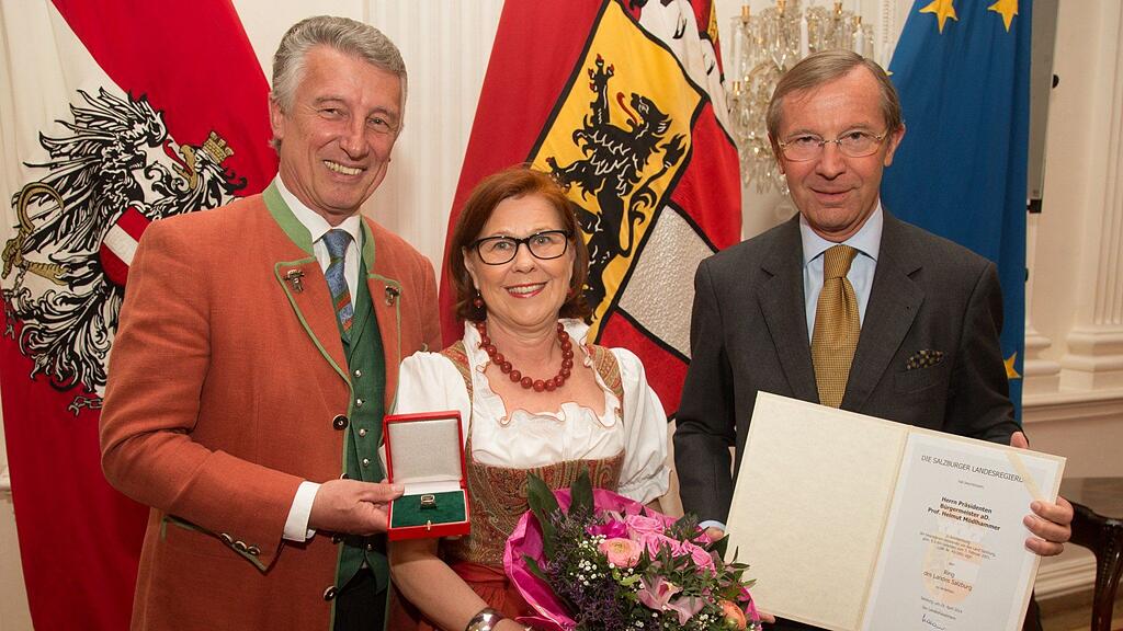 Helmuth Mödlhammer, mit Ehefrau Irmi und Landeshauptmann Wilfried Haslauer in der Salzburger Residenz.