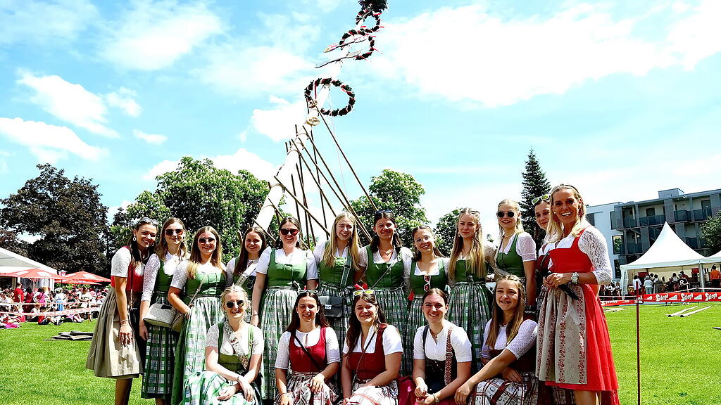 Stiegl Maibaumaufstellen