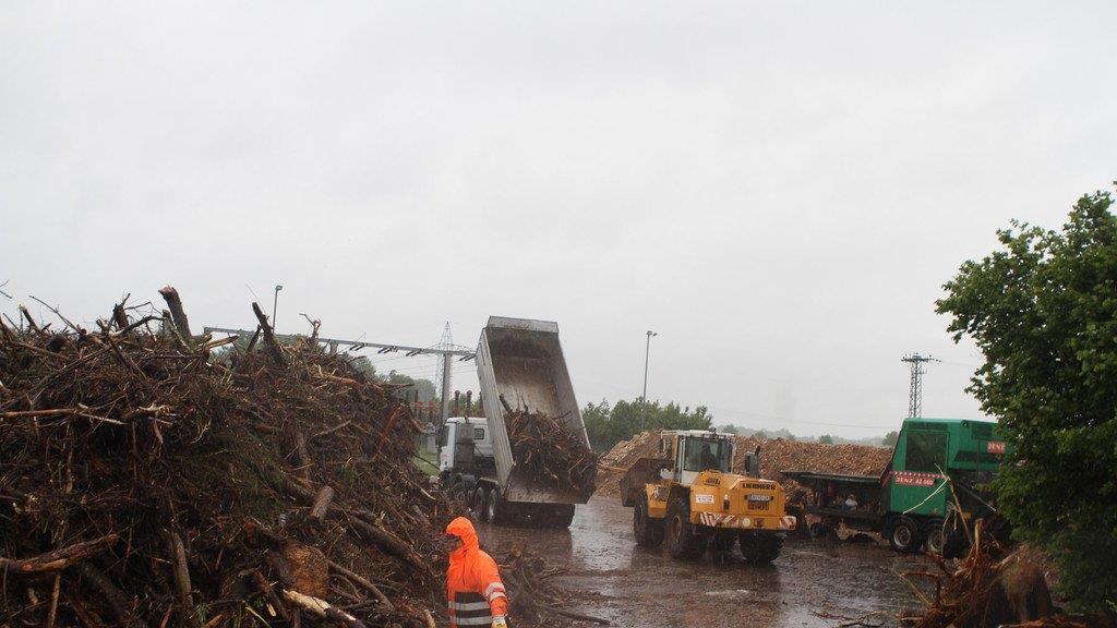Hochwasser: Abtransporte im Kraftwerk Braunau