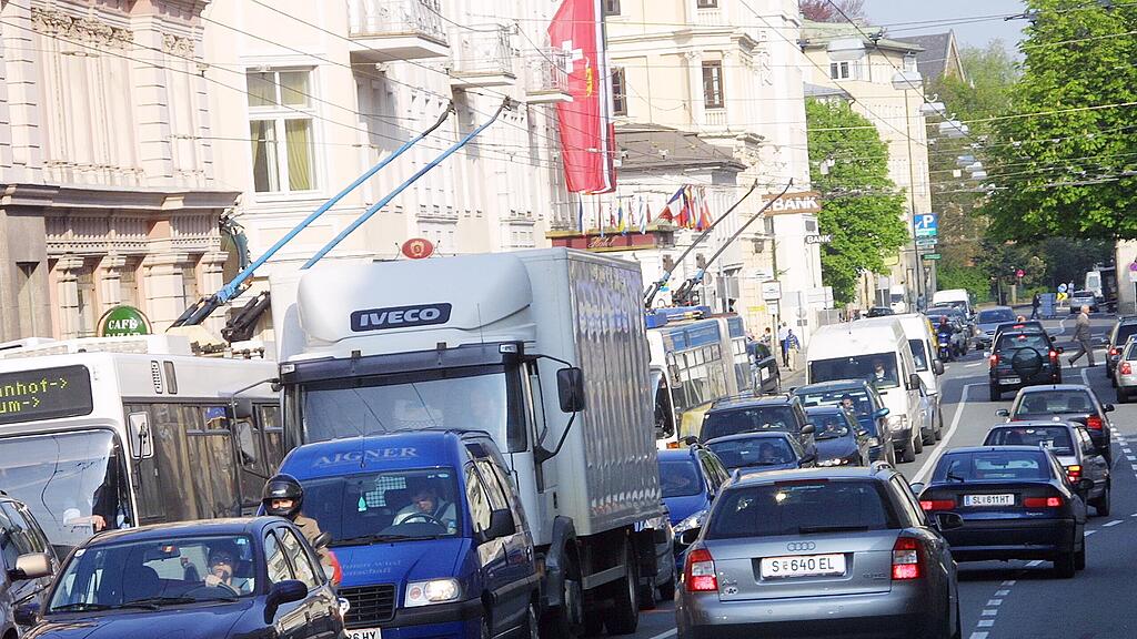 Stau in der Schwarzstraße, ein fast alltägliches Bild in Salzburg.