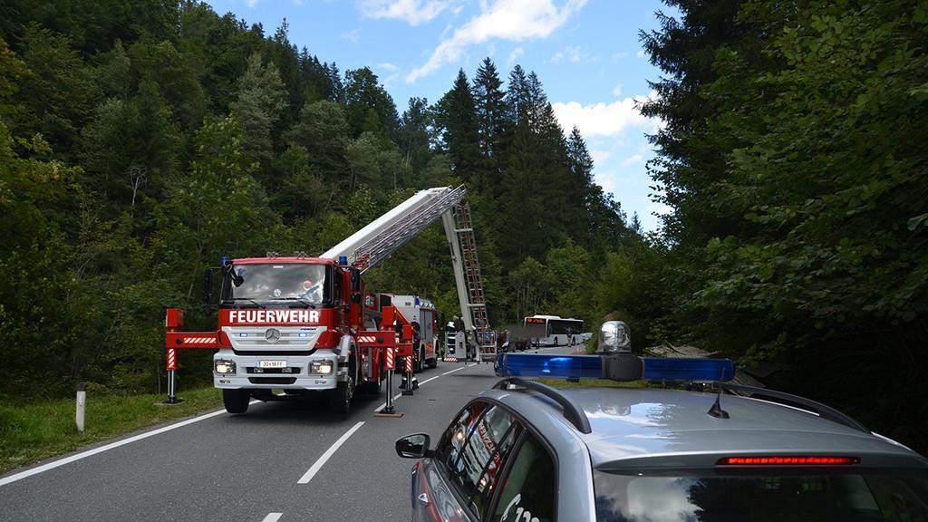Familie von Ufer der Wagrainer Ache gerettet