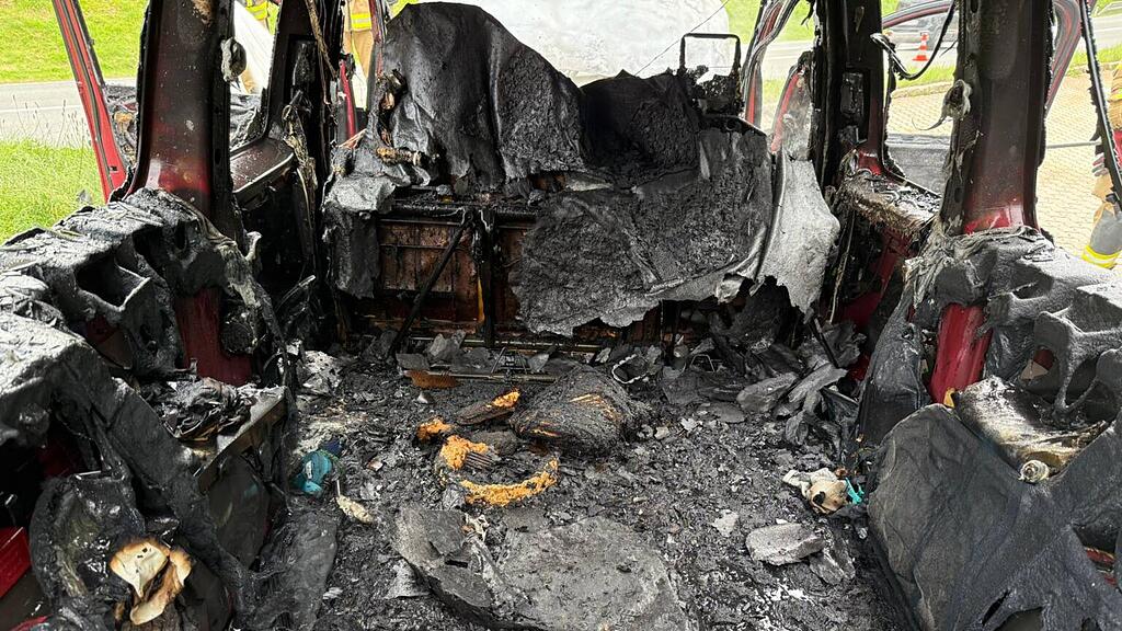 Auto auf B311 in Lend in Flammen