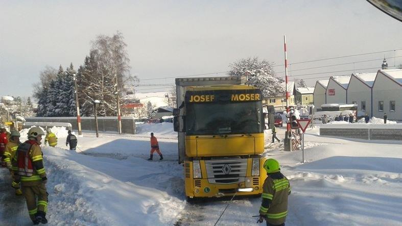 Lkw bleibt auf Gleisen hängen