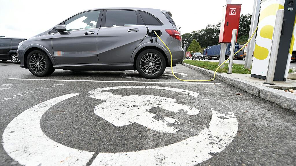 Die Burschen drehten eine Runde im E-Auto.