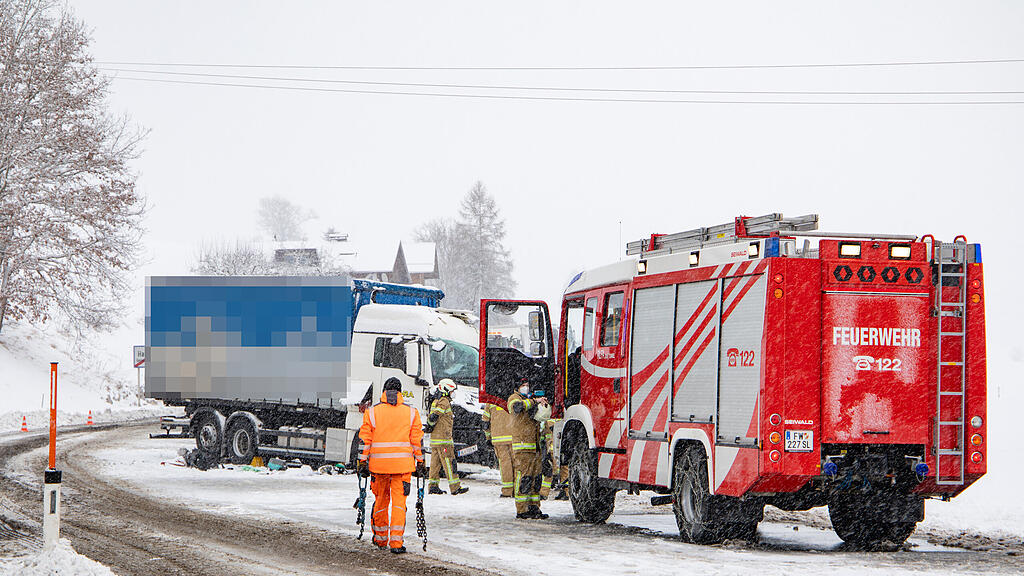 Unfall Henndorf, B1, Lkw vs. Pkw