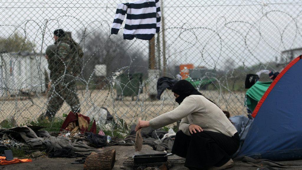 Flüchtlinge besetzen Bahnschienen bei Idomeni erneut
