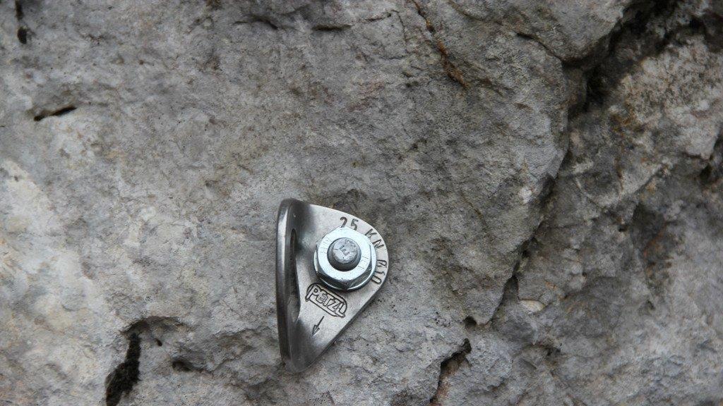 Stahlgitter vor Riesending-Höhle
