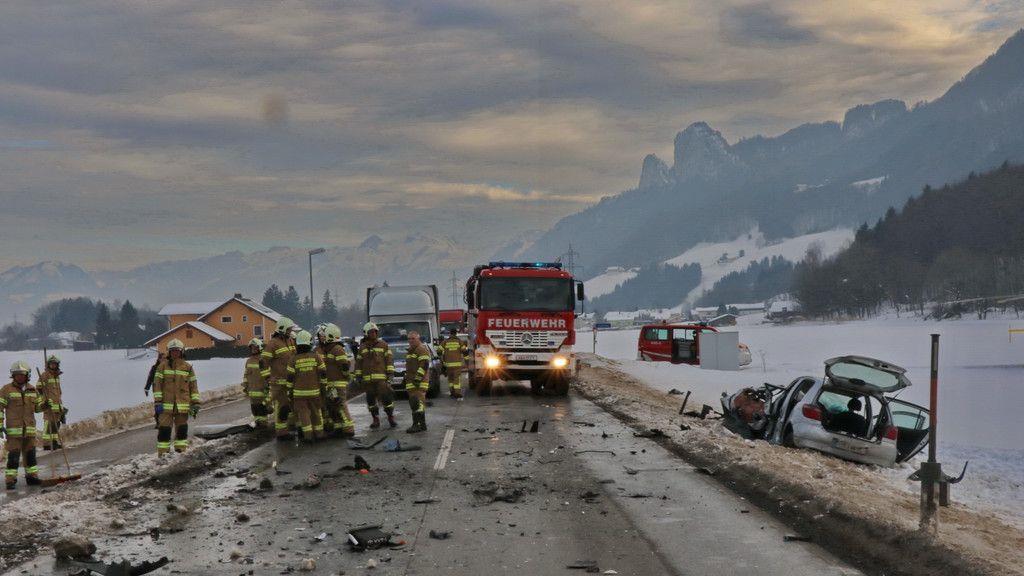 Schwerer Unfall auf der B159 fordert ein Todesopfer