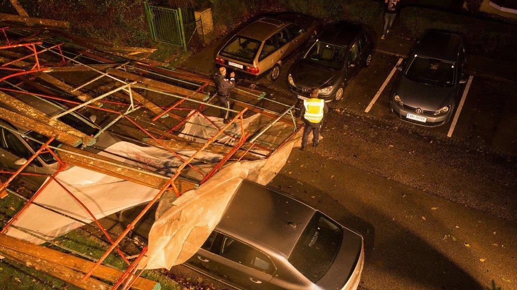 Sturm: Baugerüst in Straßwalchen stürzt auf Autos