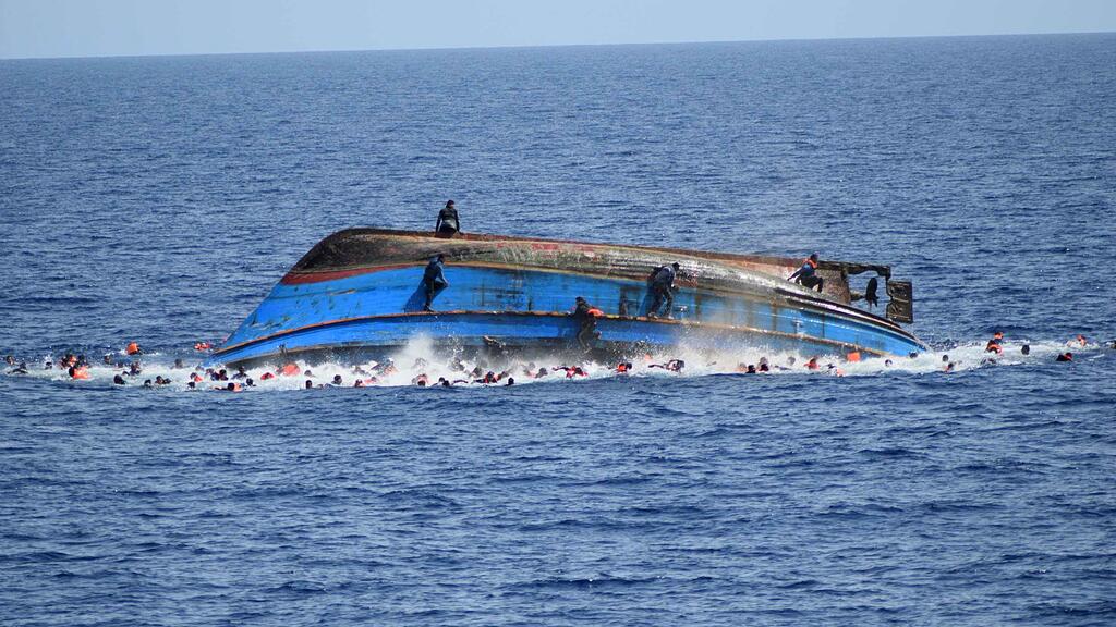 Ein gekentertes Flüchtlingsschiff im Mittelmeer.