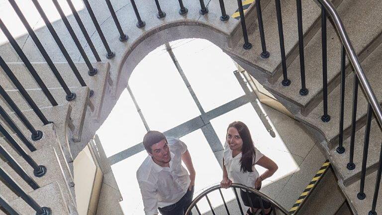 Angela und Philipp bei der Arbeit