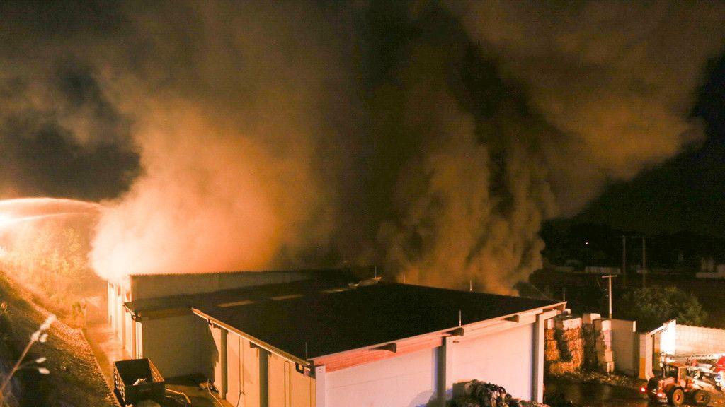 Brand in Müllentsorgungsfirma in St. Pantaleon I