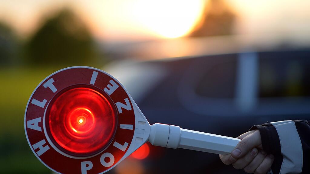 Die Polizei zog den Lkw-Fahrer aus dem Verkehr. (Symbolbild)