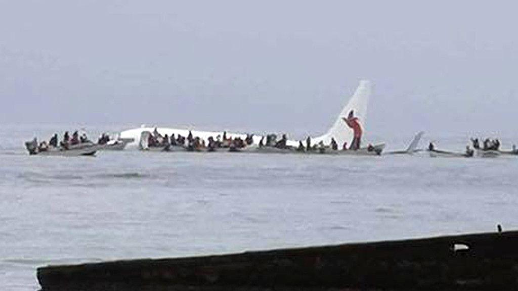 Flugzeug landet in Lagune