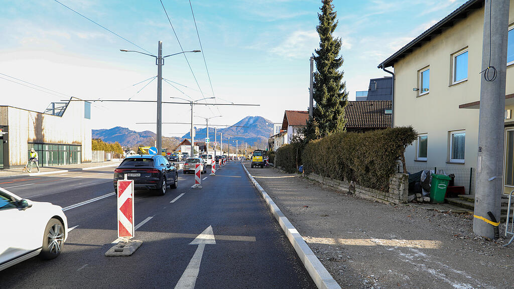 Baustelle für Geh- und Radweg auf Münchner Bundesstraße