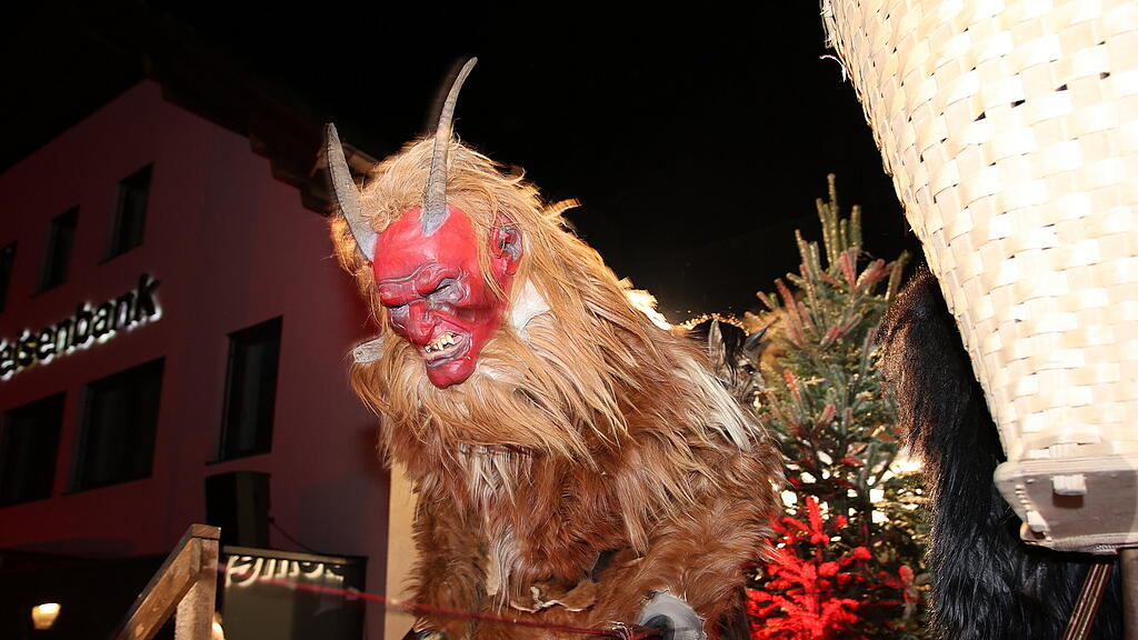 Anifer Krampuslauf am Dorfplatz