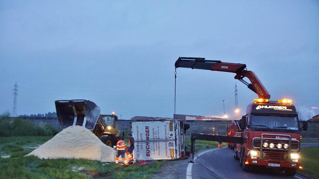 Lkw kippt auf A1 um