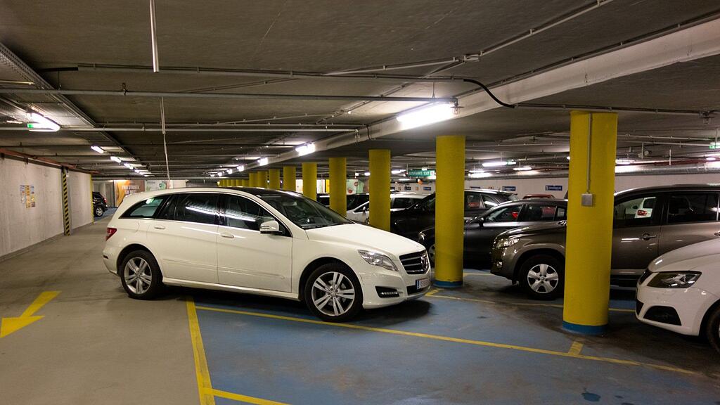 Sechs Autos wurden beschädigt.