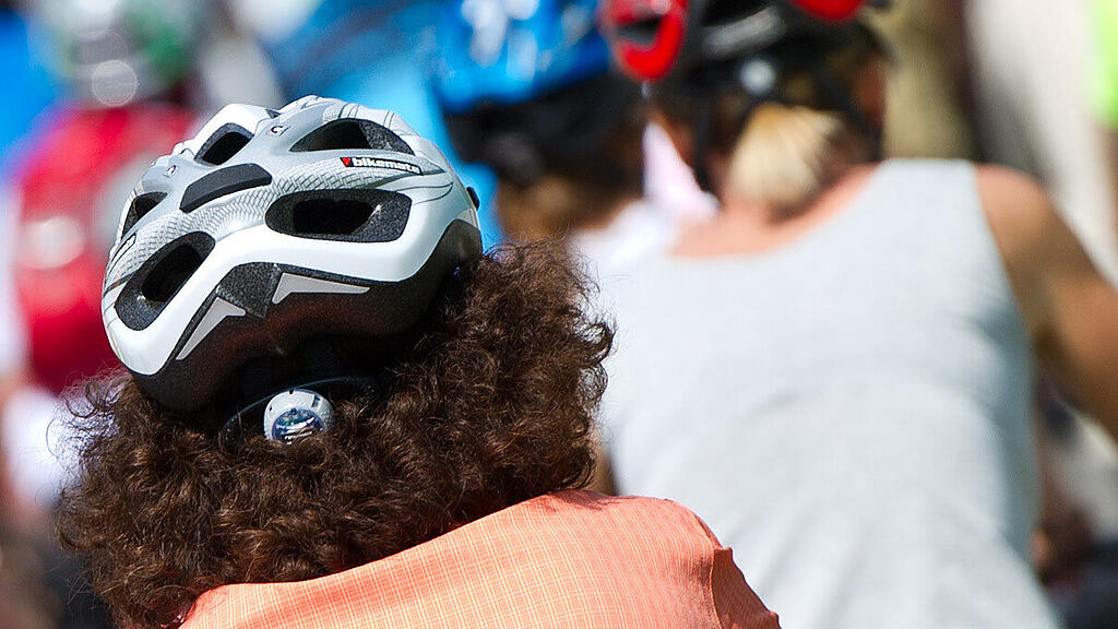 ARCHIVBILD/THEMENBILD: RADFAHREN / RADFAHRER / VERKEHR / RADHELM