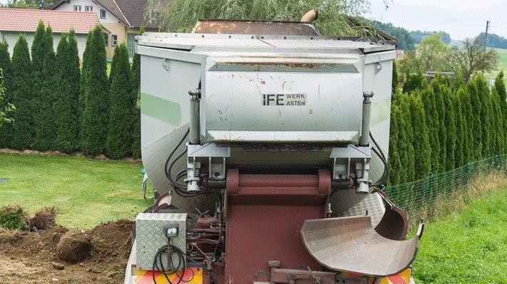 Lkw landet in Garten