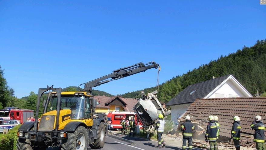 Klein-Lkw stürzt auf Carport