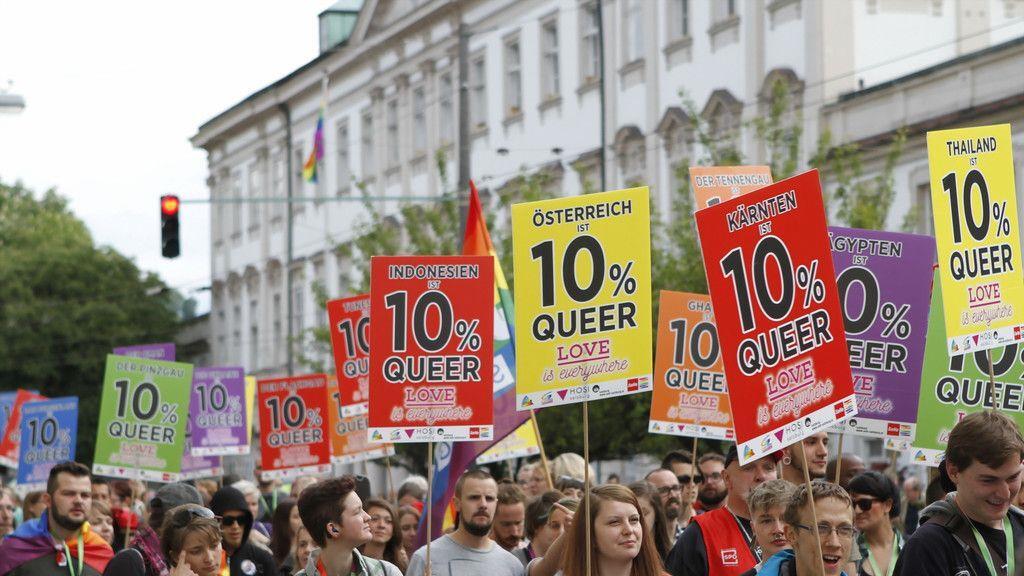250 Personen bei Walk4IDAHOT in Salzburg