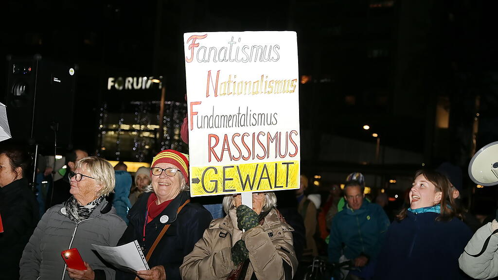 kundgebung blau-schwarz hauptbahnhof
