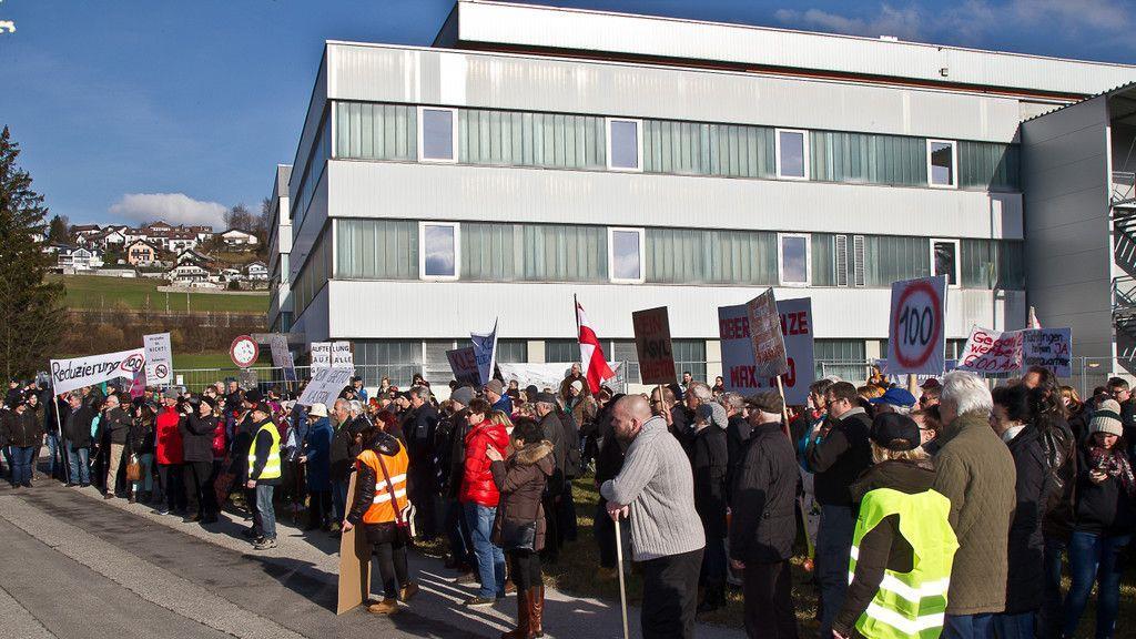 200 Personen demonstrieren gegen Asyl-Großquartier in Straniakstraße