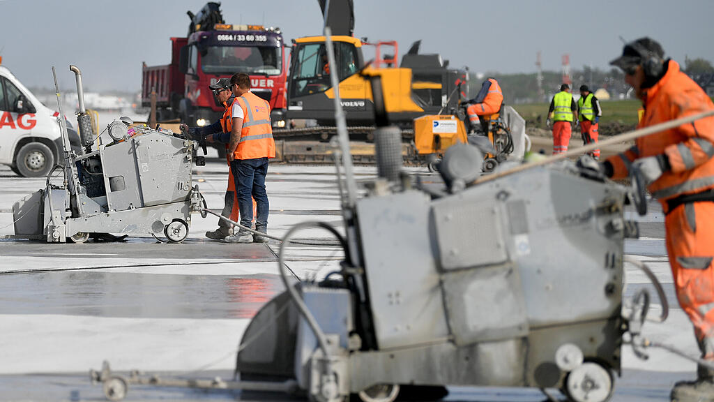 Sanierung am Flughafen Salzburg l\u00e4uft, II