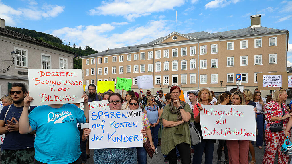 "Bildung brennt" - Kundgebung am Mozartplatz