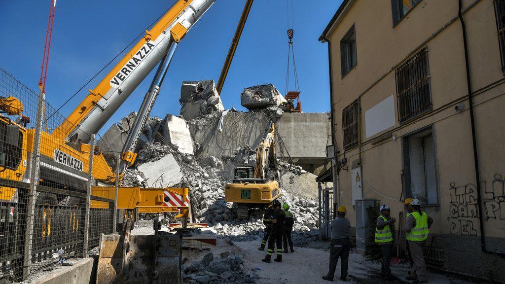 Autobahnbrücke stürzt in Genua ein: Aufräumen