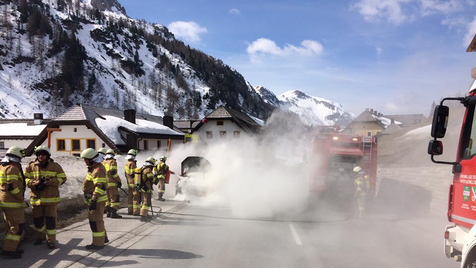 Der Motorraum des Fahrzeuges stand komplett in Flammen.