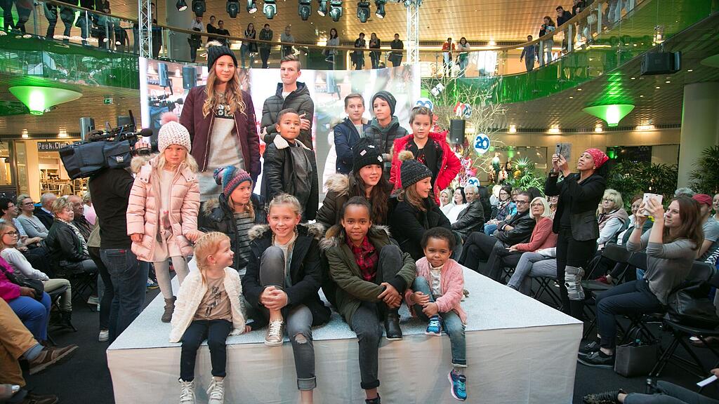 Die Kids führten die neueste Mode für den Herbst vor.
