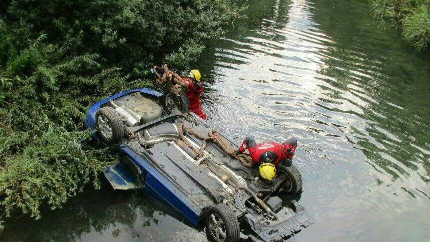 Das Auto landete im Abfluss des Wörthersees auf dem Dach.