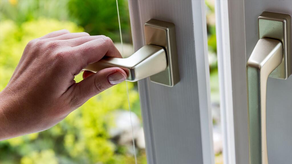 Die Polizisten gelangten durch ein Fenster ins Haus. (Symbolbild)
