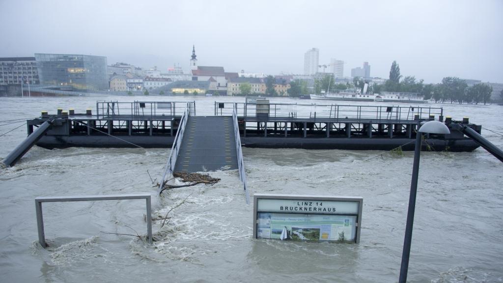 Linz: Donaulände überflutet