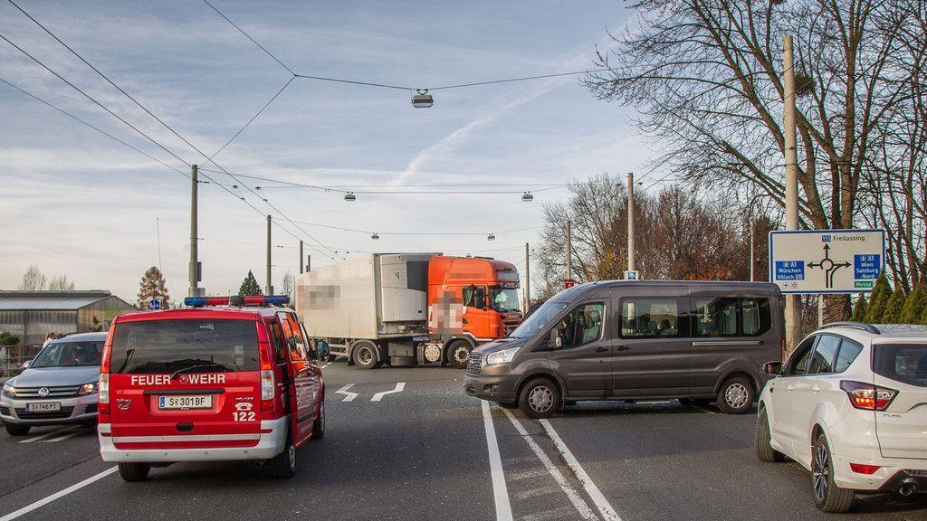 Lkw gegen Kleinbus auf der Münchner Bundesstraße
