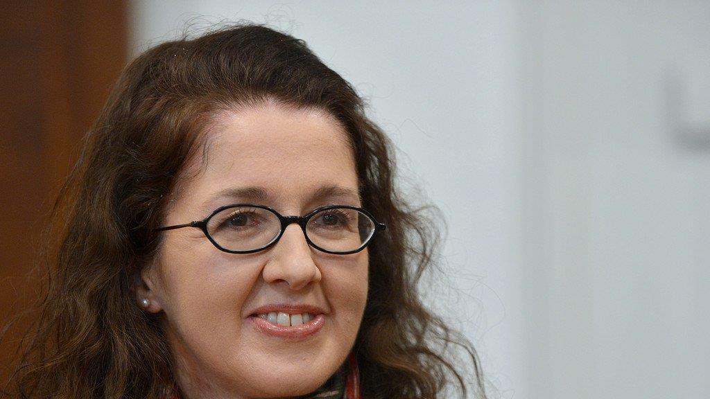 Monika R. zeigt sich der Öffentlichkeit