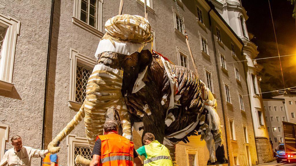 Mammut schwebt über Salzburg II