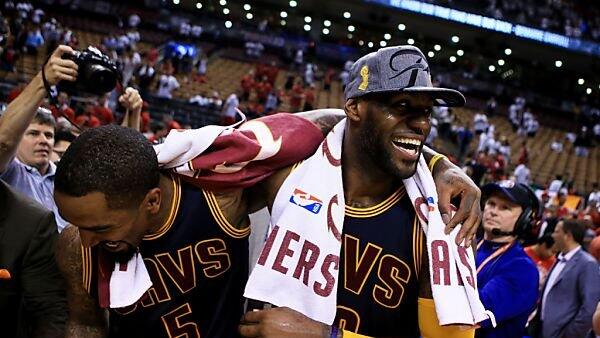 Riesenjubel bei LeBron James und J.R. Smith