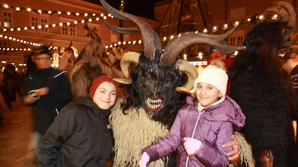 Perchtenlauf in erster Raunacht am Salzburger Christkindlmarkt