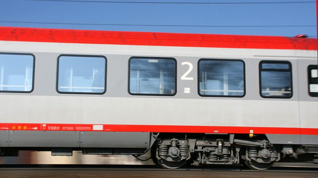 Nach und nach kann die ÖBB ihre Verbindungen wieder aufnehmen.