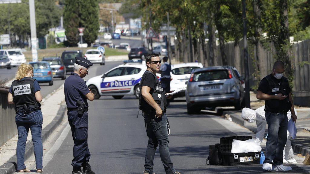 Marseille: Auto rast in Bushaltestelle